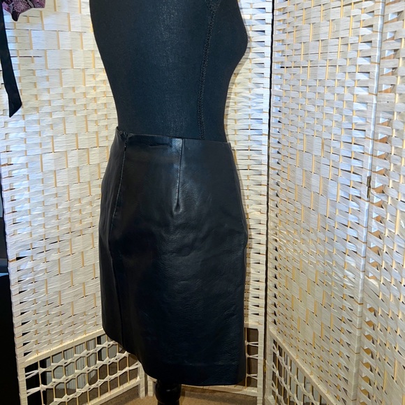 Leather Floral Embroidered Mini Skirt - Guess❓🌹 - Picture 7 of 11